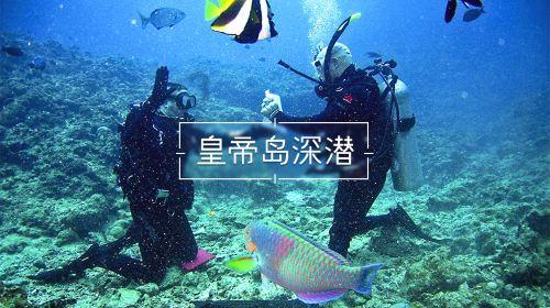 寒潮来袭 电力工人踏雪除冰保供电